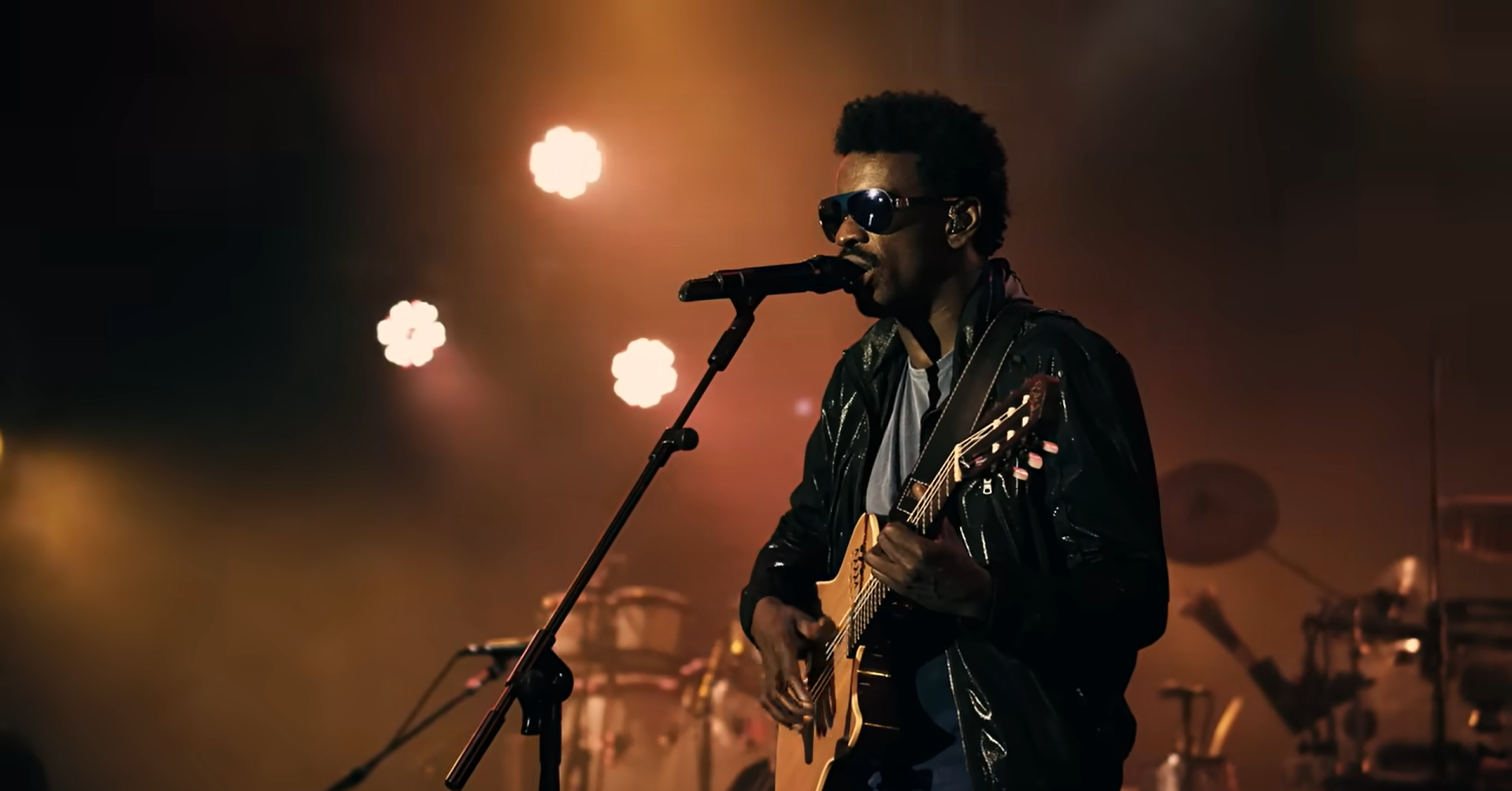 Seu Jorge no clipe de "Carolina". Foto: Reprodução/Youtube
