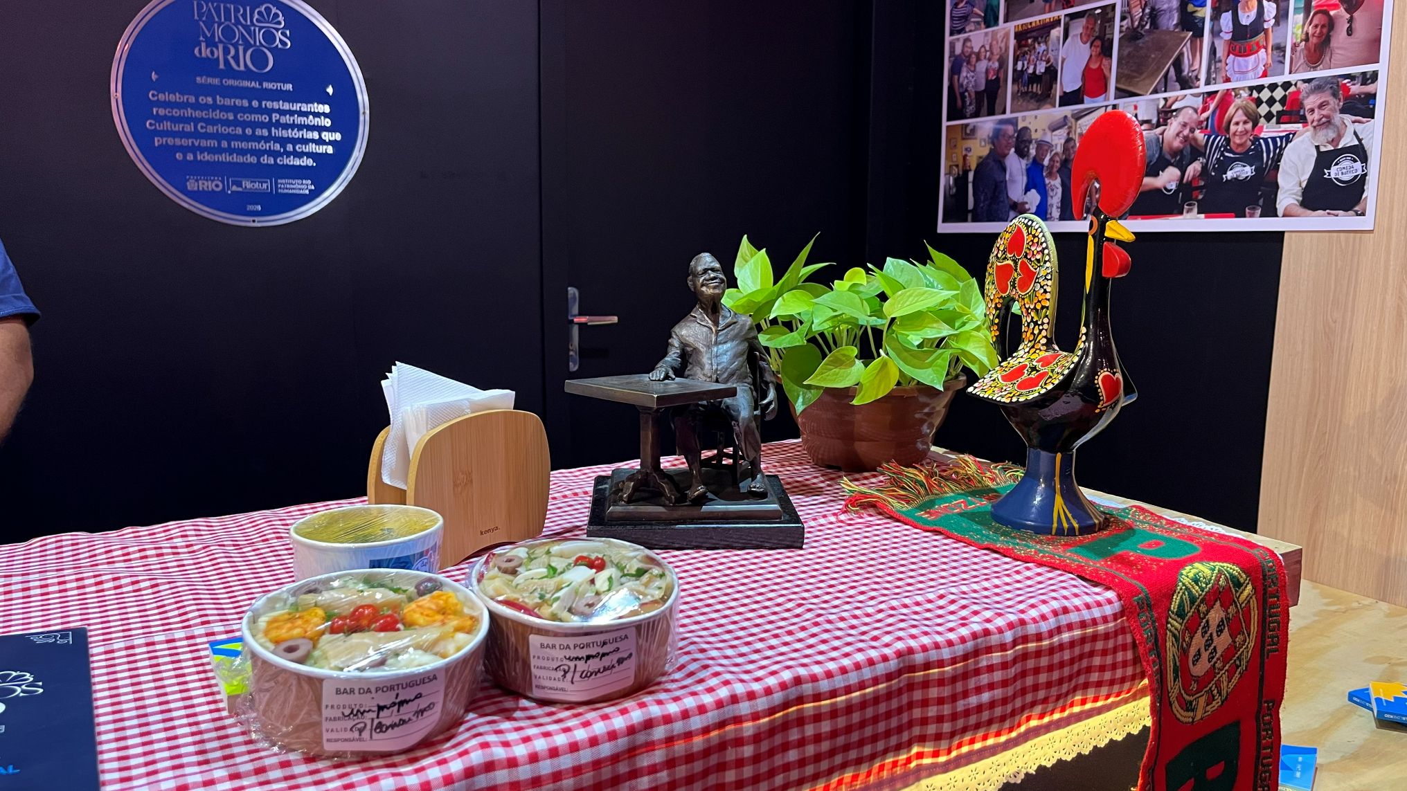 Pratos da feira e uma representação em miniatura da Estátua de Piximguinha. Foto: Foto: Aline da Mata