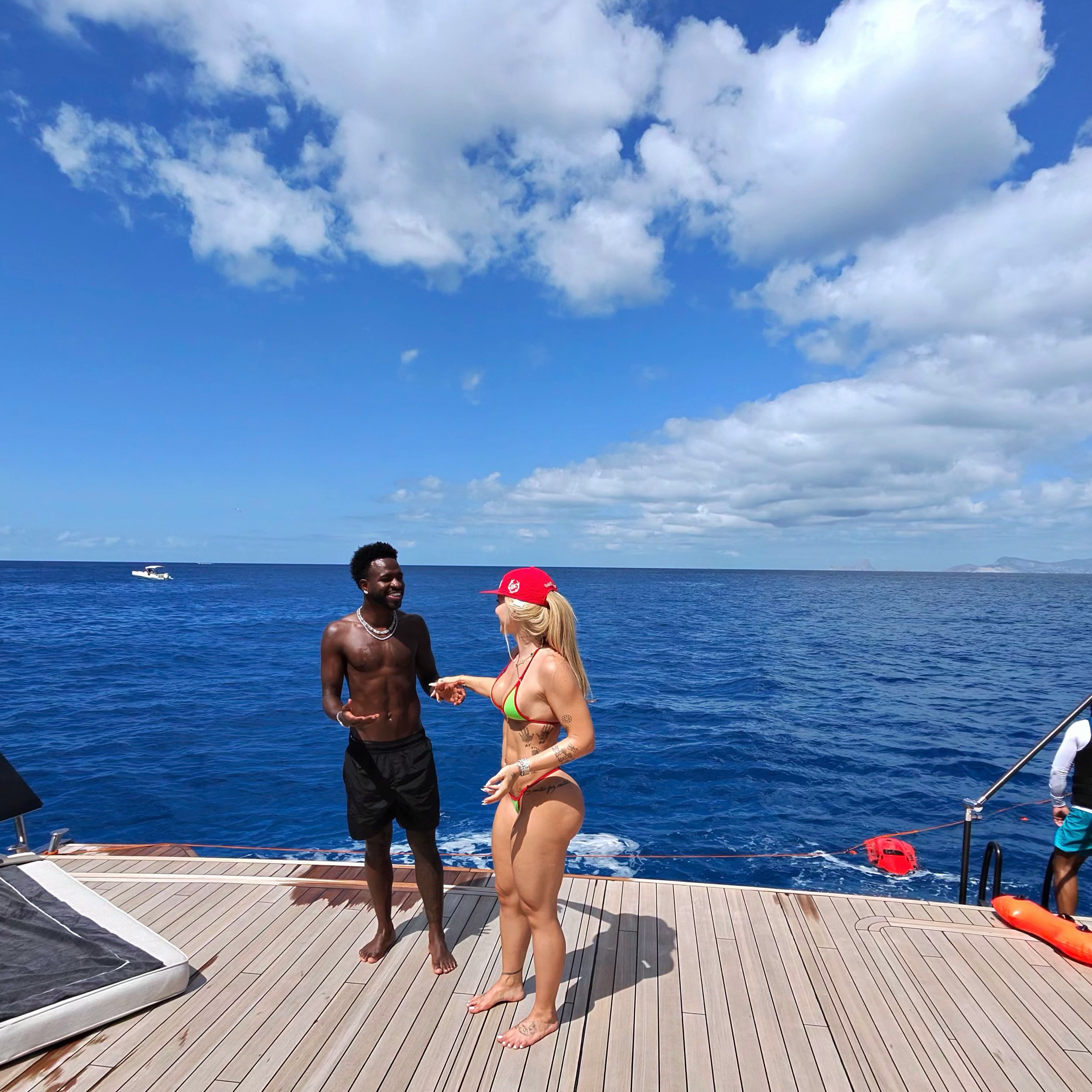 Vini Jr. posta registros de viagem a Ibiza ao lado de Virginia. Foto: Reprodução/Instagram/@vinijr