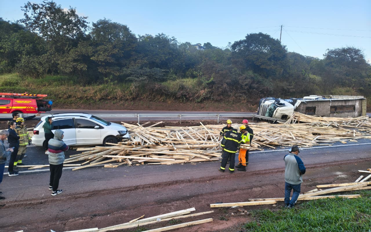 Acidente com três veículos interdita Fernão Dias e deixa um morto em MG. Foto: Divulgação/Corpo de Bombeiros