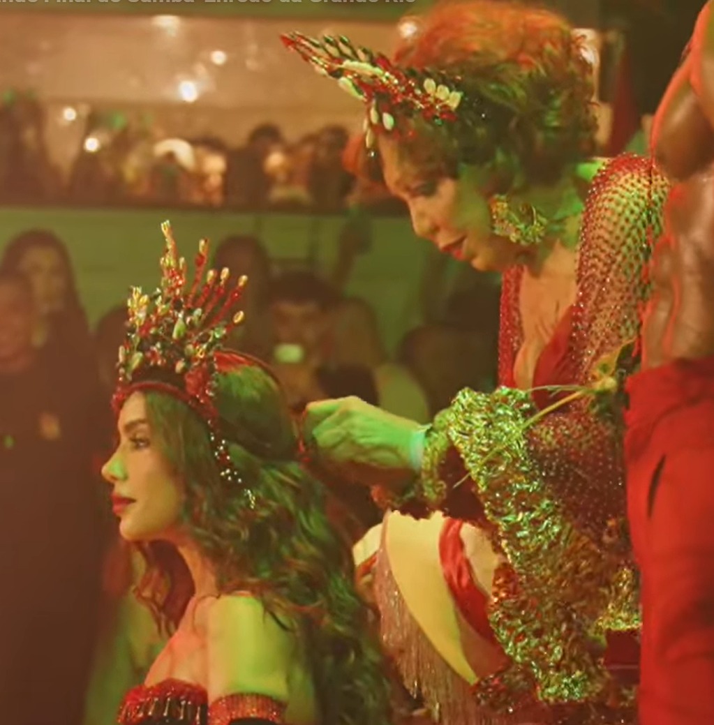 Anita sendo coroada por Eloína dos Leopardos, primeira rainha de bateria do carnaval brasileiro. Foto: Reprodução: Rio Carnaval