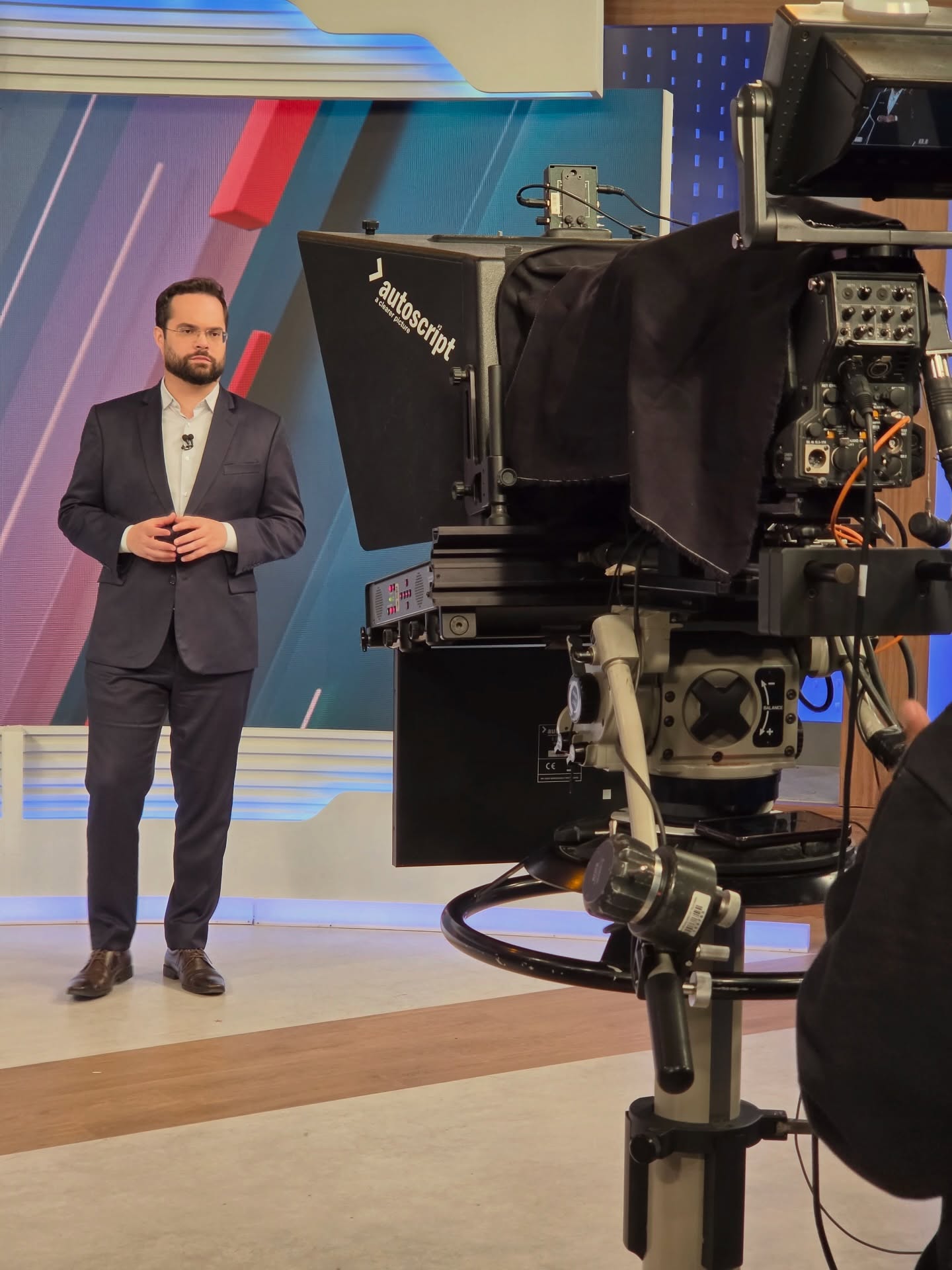 Marcelo Casagrande é surpreendido por estrondo ao vivo e reage: "Perdi a linha". Foto: Reprodução/Instagram/@casagrandemarcelo