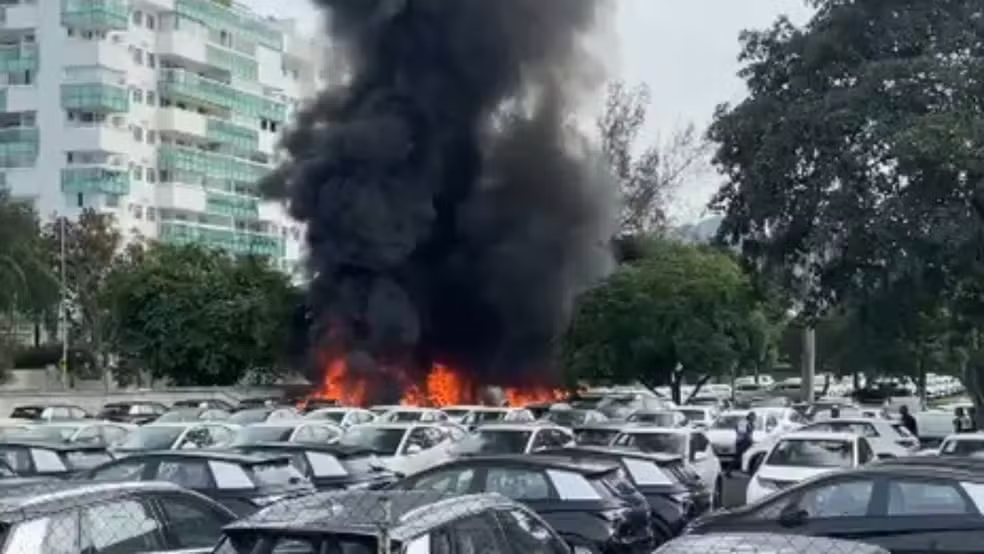 Queda de aeronave provoca explosões e incêndio no Rio de Janeiro. Foto: Reprodução / Redes Sociais