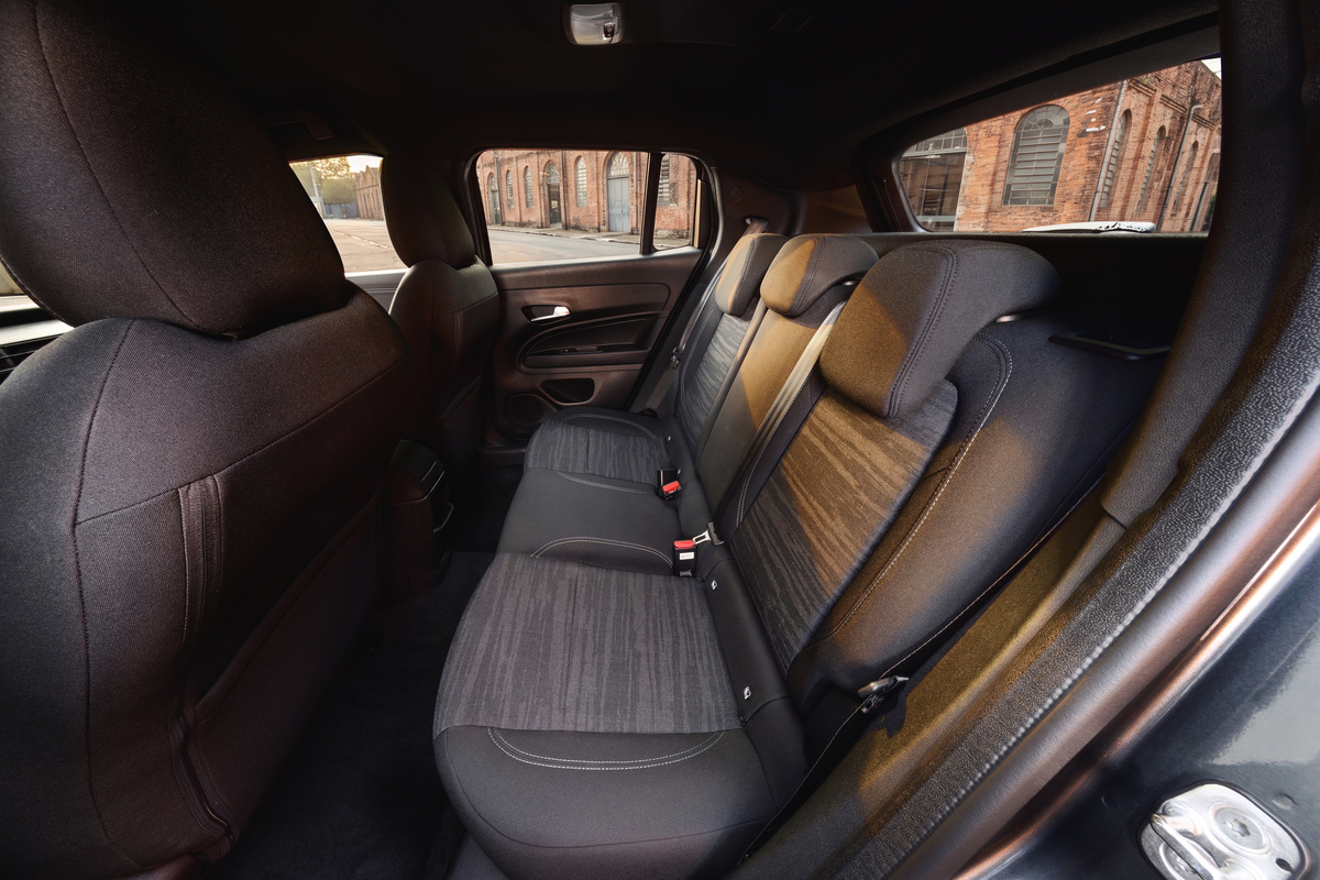 Bancos traseiros do Jeep Avenger Altitude, versão de entrada do SUV compacto.. Foto: Divulgação/Jeep