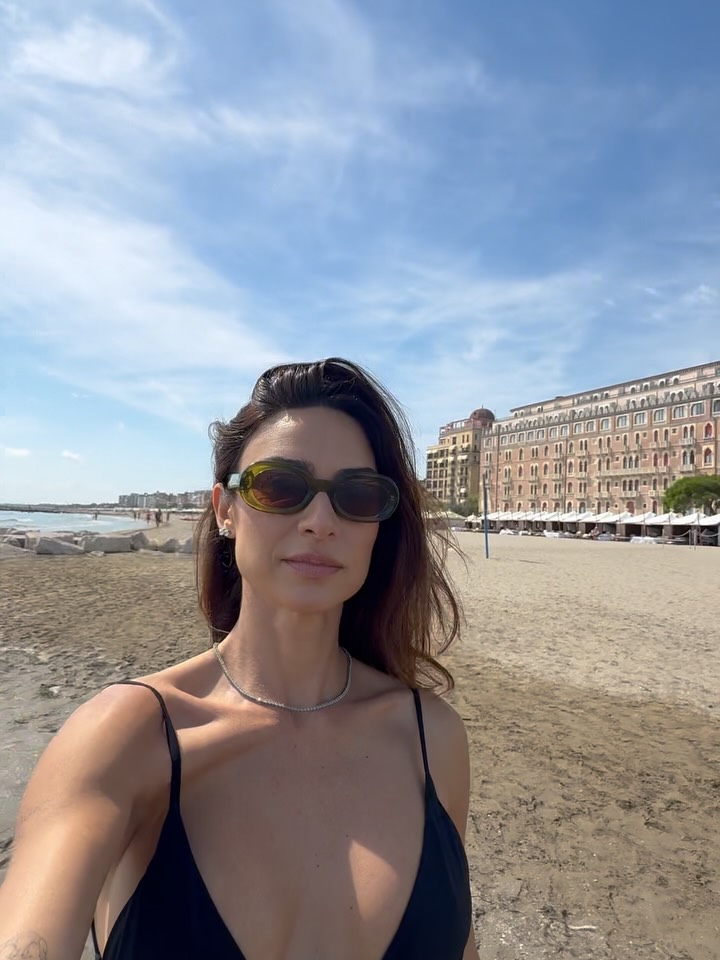 Thaila Ayala curte praia na Itália e compartilha cliques de biquíni.. Foto: Reprodução/Instagram/@thailaayala