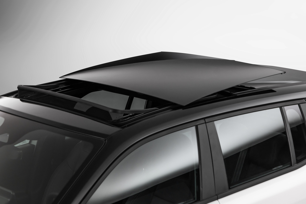 Detalhe do teto solar oferecido como opcional no Jeep Avenger Limited.. Foto: Divulgação/Jeep