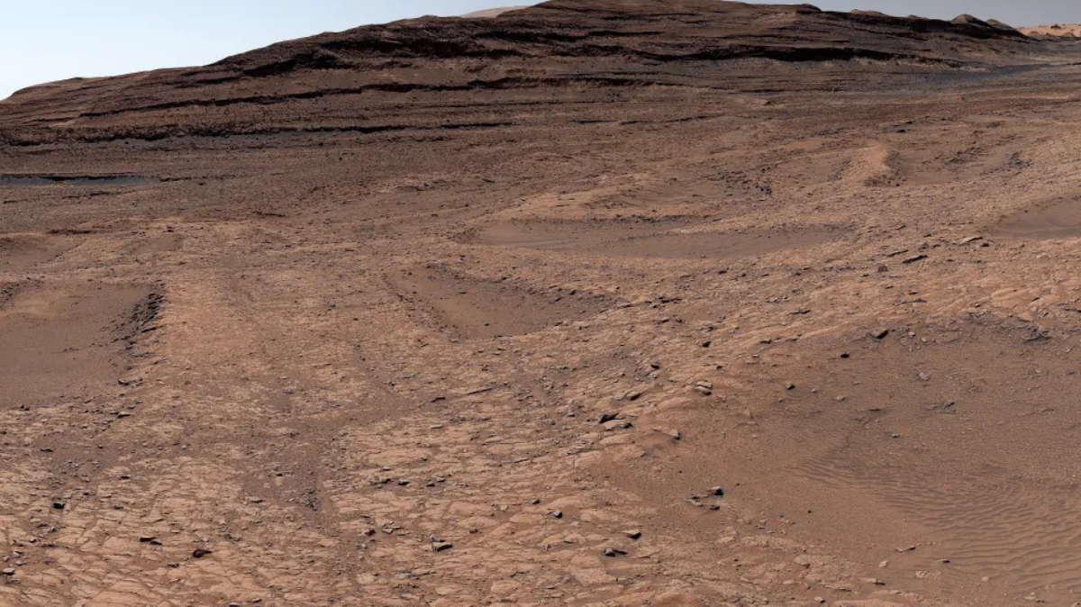 O rover Curiosity percorre encosta do Monte Sharp, em Marte, onde identificou formações que lembram teias de aranha e indícios da ação antiga de água subterrânea. Foto: NASA/JPL-Caltech/MSSS