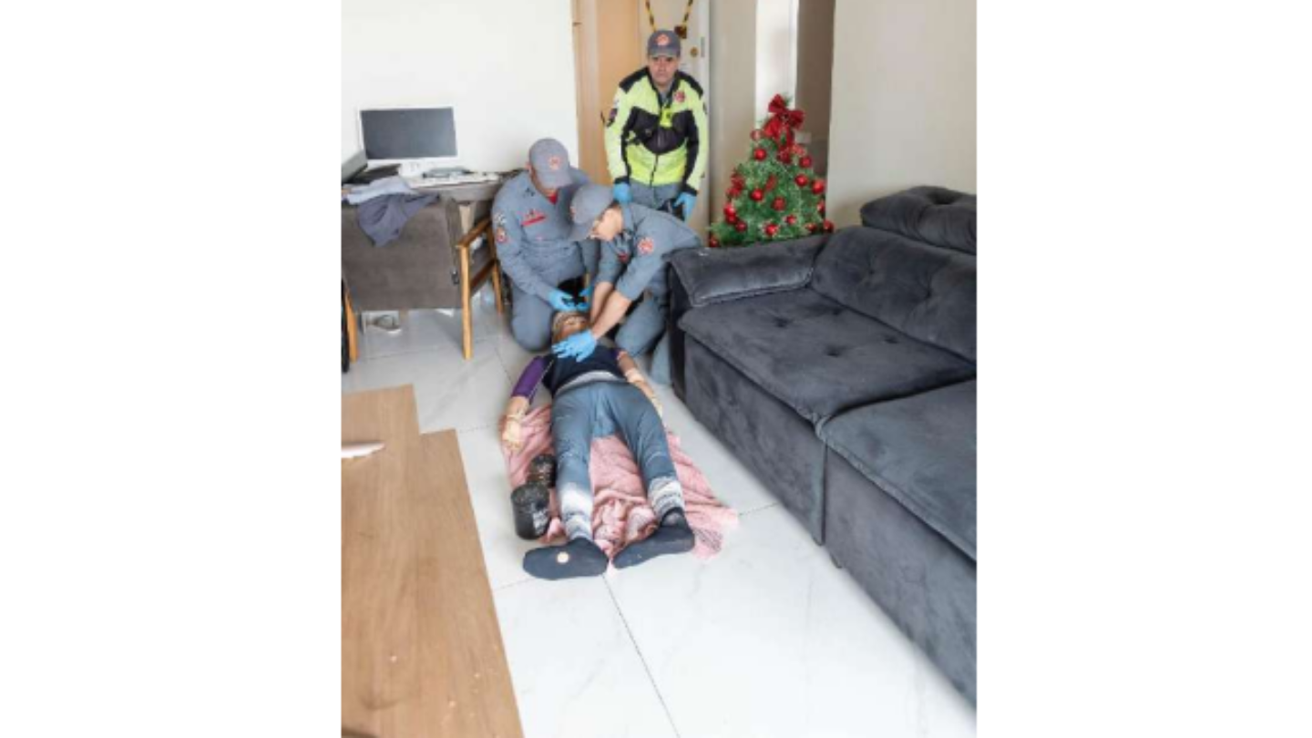 Simulação dos primeiros socorristas que entraram no apartamento. Foto: Arquivo Investigação Criminal