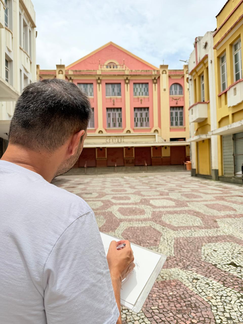 Artista Petrillo desenhando cidade de Juiz de Fora . Foto: Petrillo