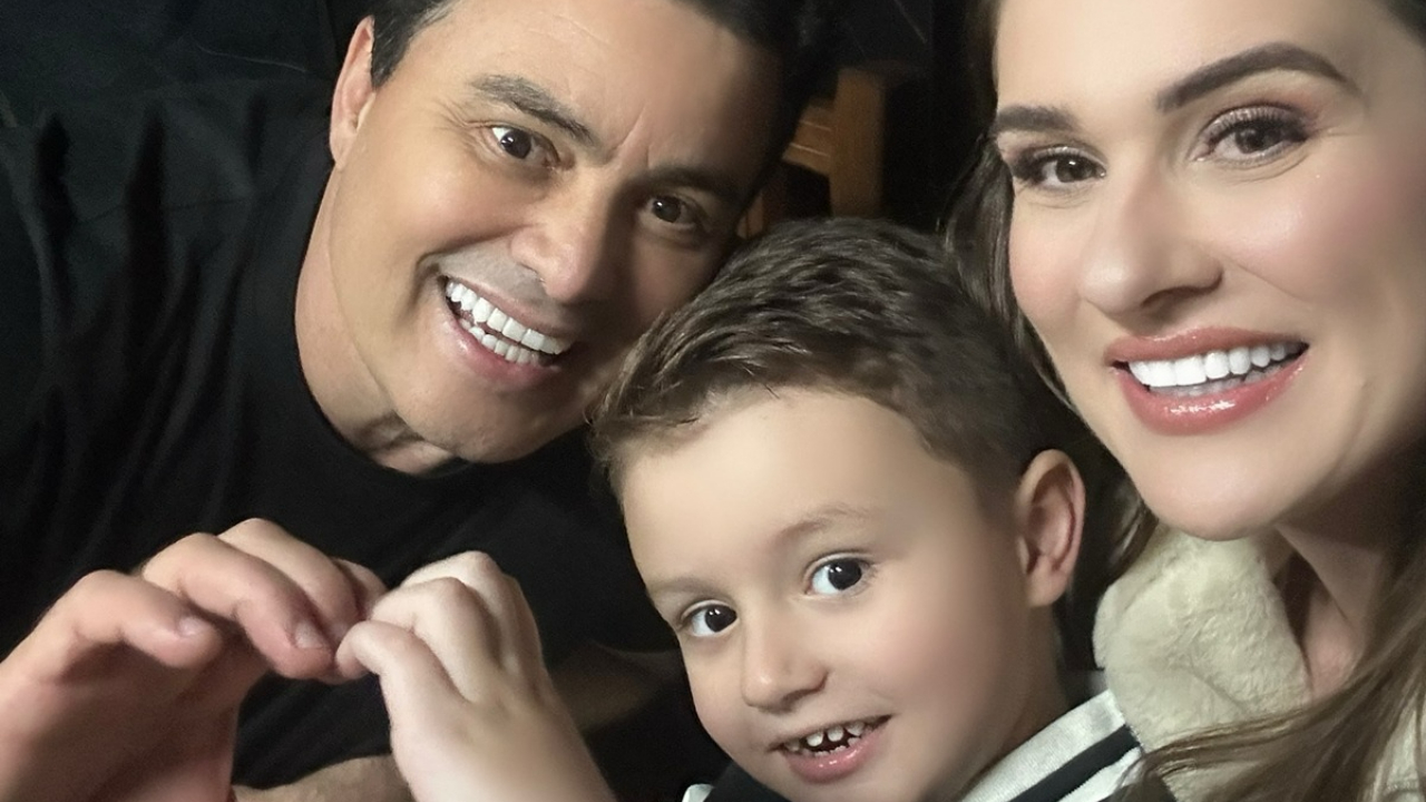 Esposa de Renner ao lado do cantor e do filho. Foto: Reprodução/Instagram