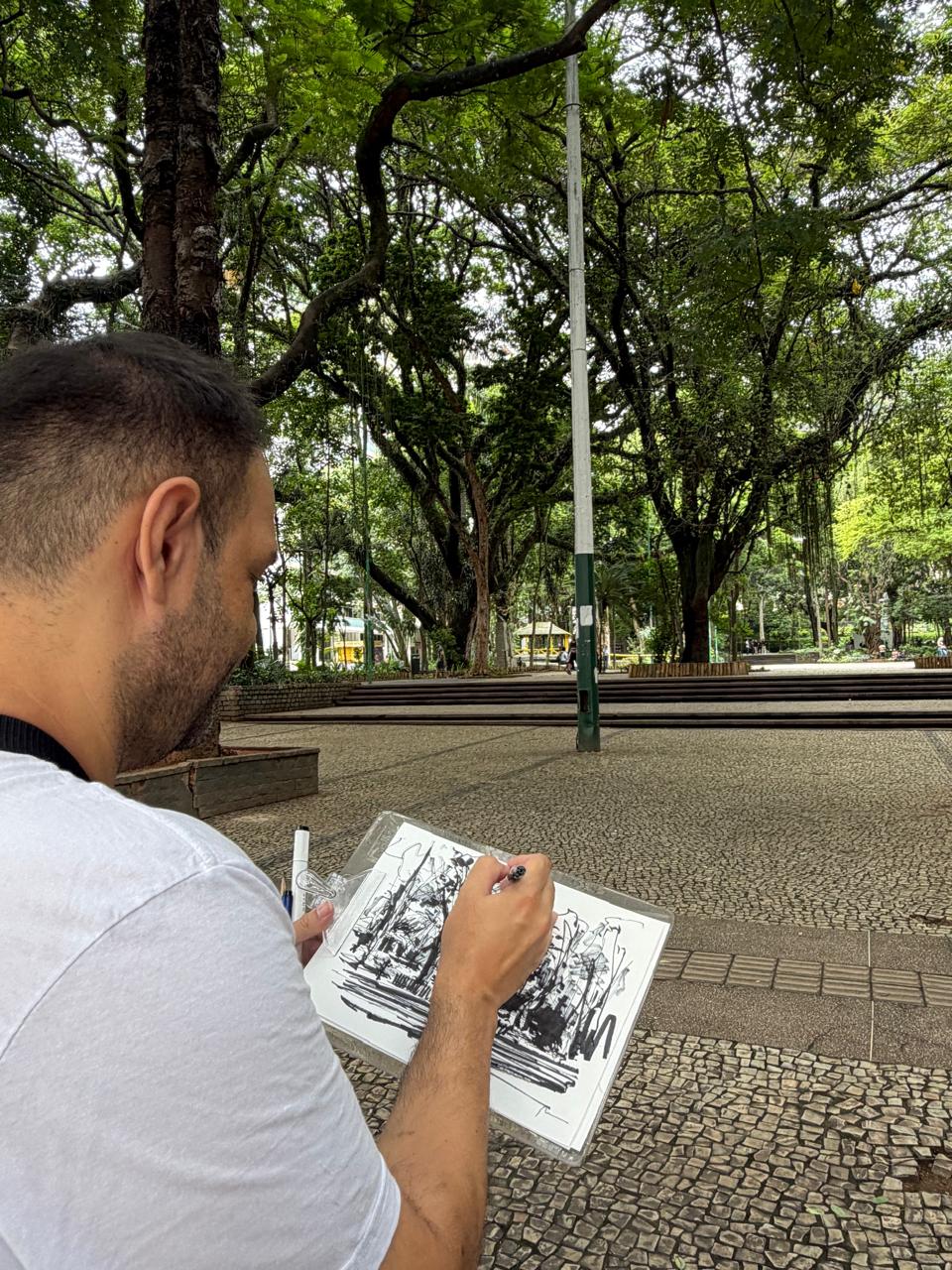 Artista José Petrillo desenhando cidade. Foto: Petrillo