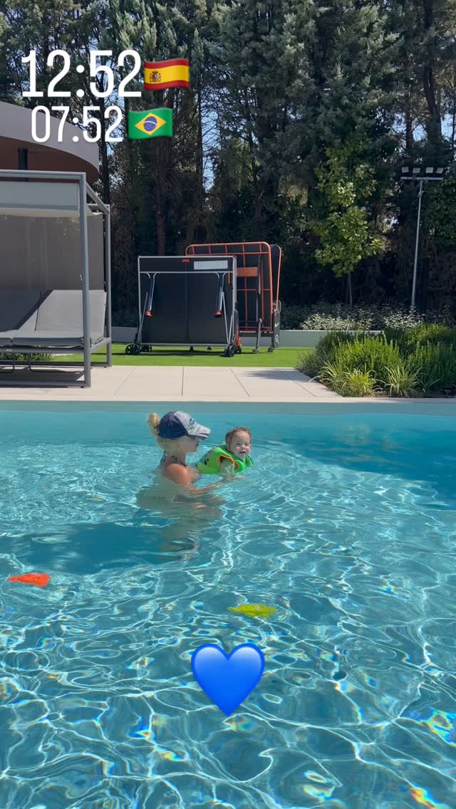 Virginia brinca com filho caçula na piscina da mansão de Vini Jr., em Madri. Foto: Reprodução/Instagram/@virginia