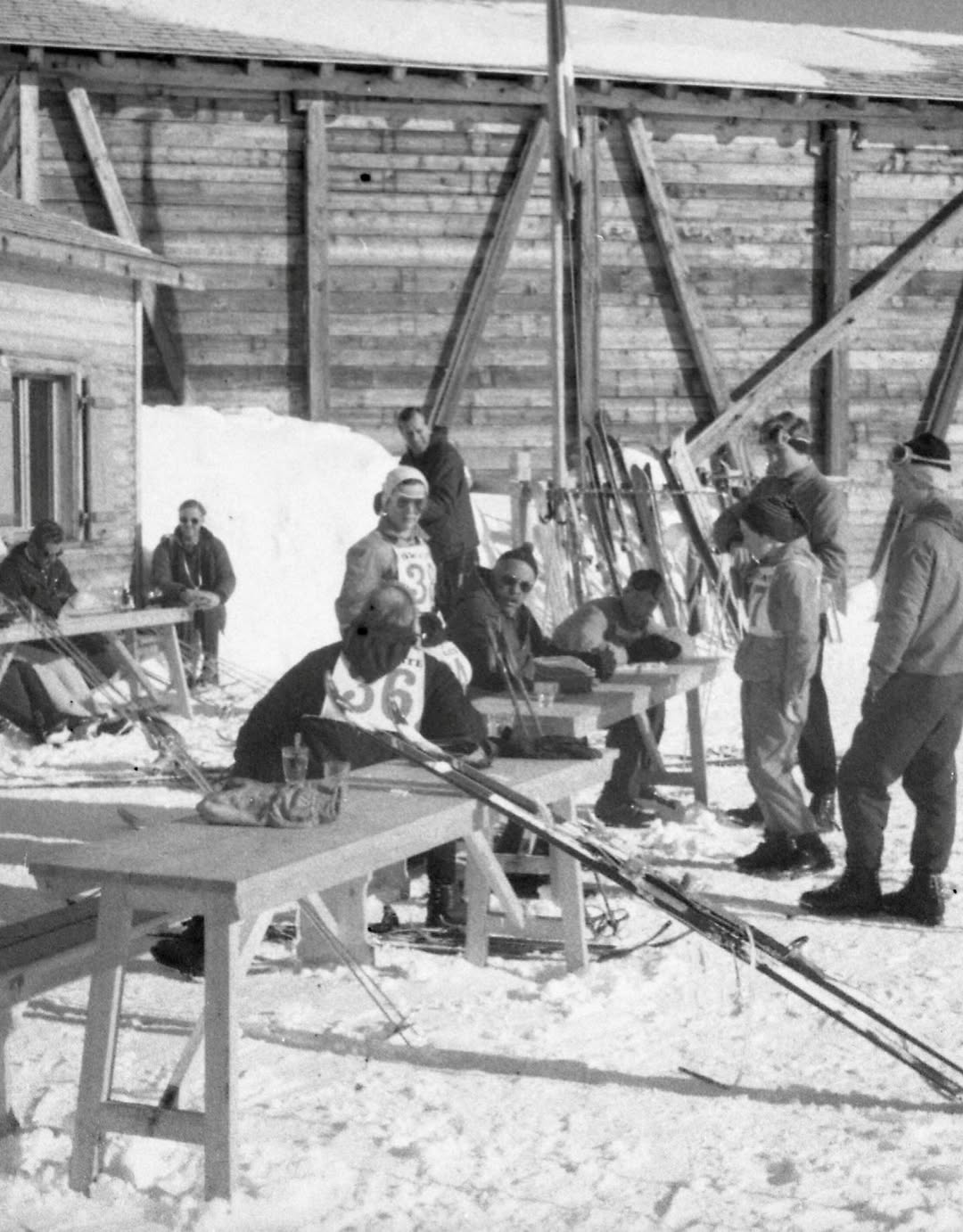 Fotos reveladas mostram grupo em viagem de esqui em St. Moritz, na Suíça, possivelmente no fim dos anos 1950, após décadas guardadas dentro de uma câmera antiga. Foto: Reprodução/Instagram