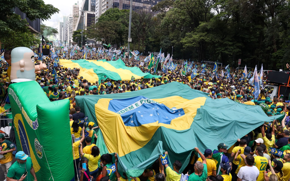 Candidato a Presidência da República, Flavio Bolsonaro (PL), ao lado de seus apoiadores durante o "Bloquinho 22", na Avenida Paulista, região central de São Paulo, neste domingo (18).. Foto: Marina Uezima/Parceiro/Agência O Dia