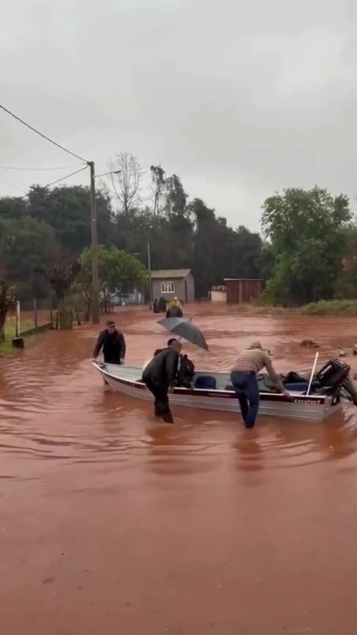 Pessoas acamadas foram retiradas de barco em Coronel Bicaca (RS). Foto: Foto: Divulgação/Prefeitura Municipal