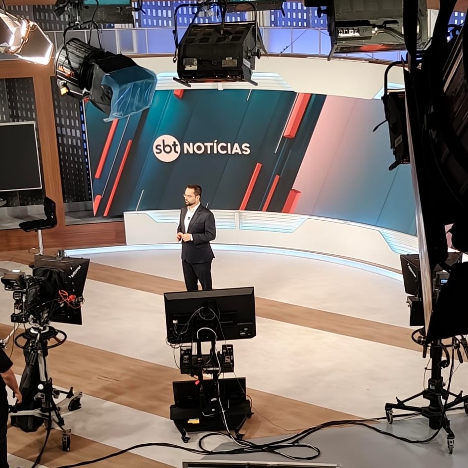Marcelo Casagrande é surpreendido por estrondo ao vivo e reage: "Perdi a linha". Foto: Reprodução/Instagram/@casagrandemarcelo