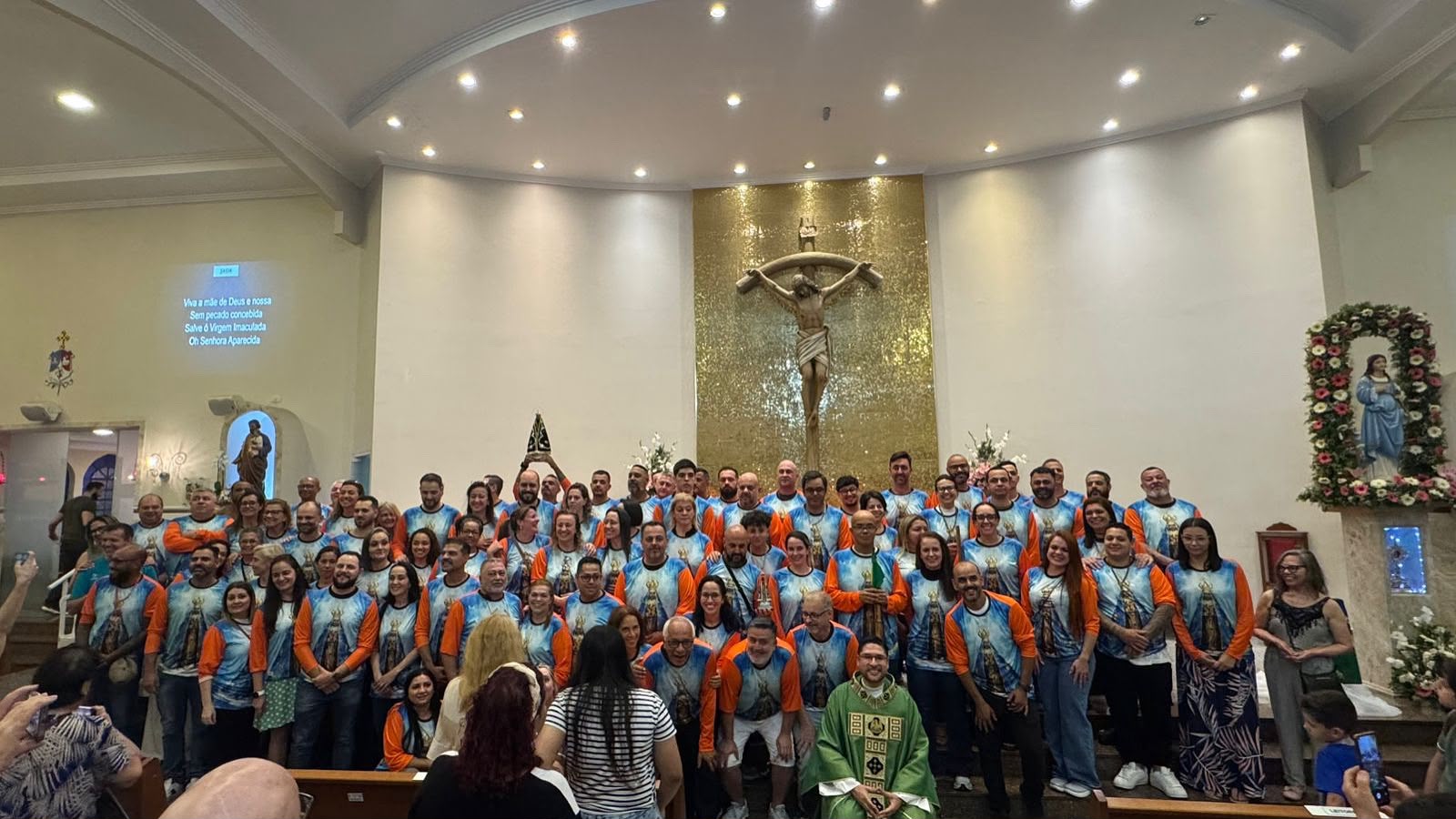 Tiago Balconi e os romeiros na Basílica de Aparecida (SP). Foto: Foto: Tiago Balconi